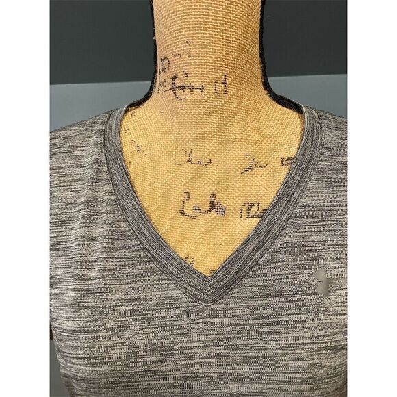 Under Armour Women's Gray V-Neck Short Sleeve T-Shirt Size M Casual - Picture 2 of 9